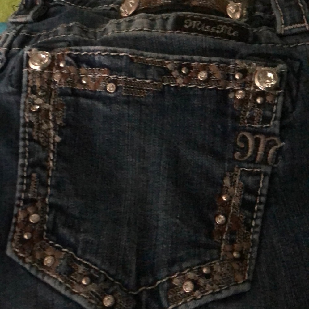 Miss Me Women’s Capris size 29 Distressed with Bling on the booty